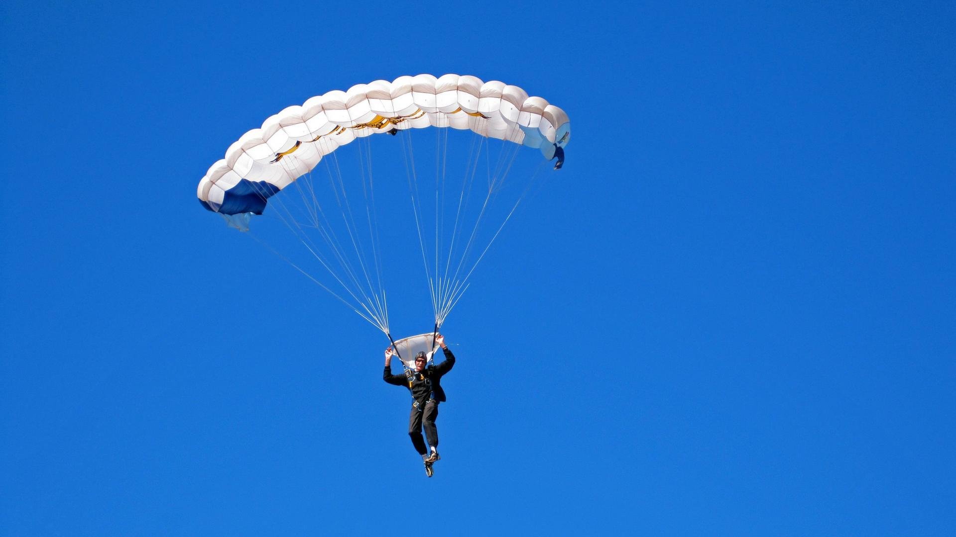高空秋千运动，俯瞰大地的极限体验，玩高空秋千的人 听上去忧伤